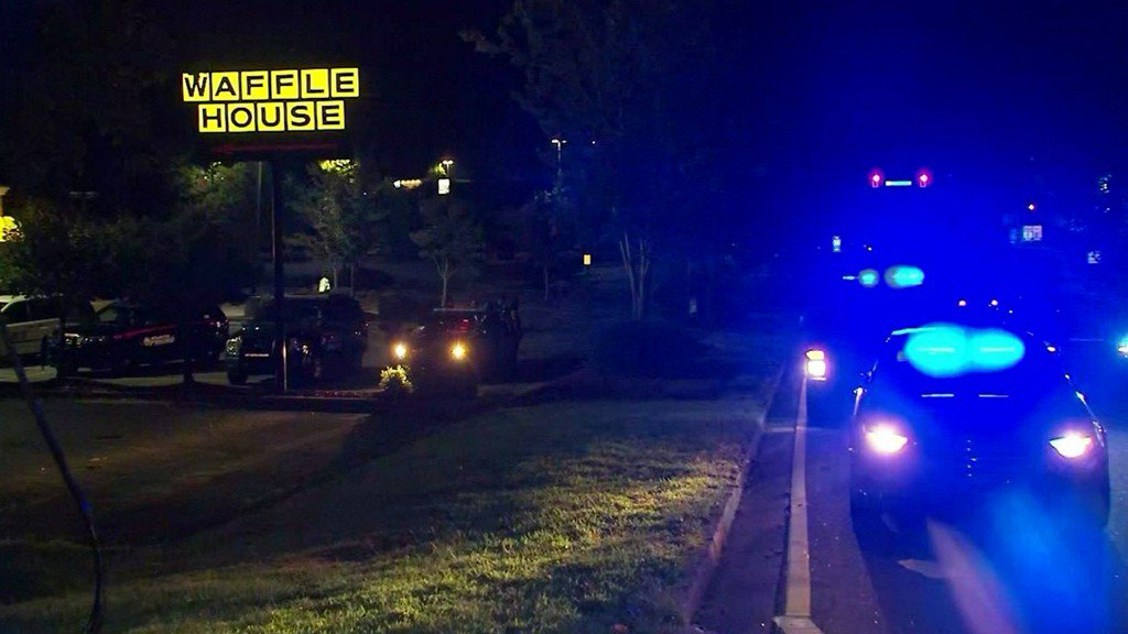 Suspect on the run after carjacking Uber, crashing at Buckhead Waffle House    