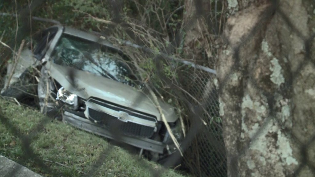 Man seriously injured after shooting, wreck on major Atlanta highway 