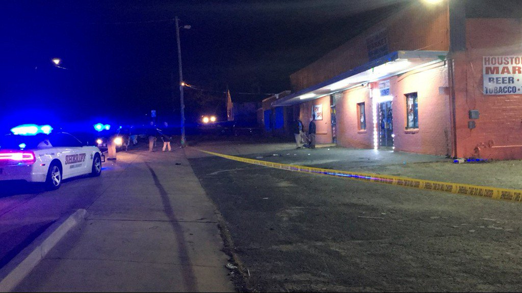 15-year-old shot in face outside of Macon store    