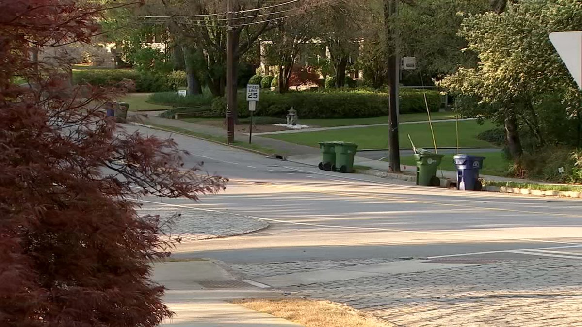 Armed carjackers rob man in one of Atlanta's most exclusive neighborhoods