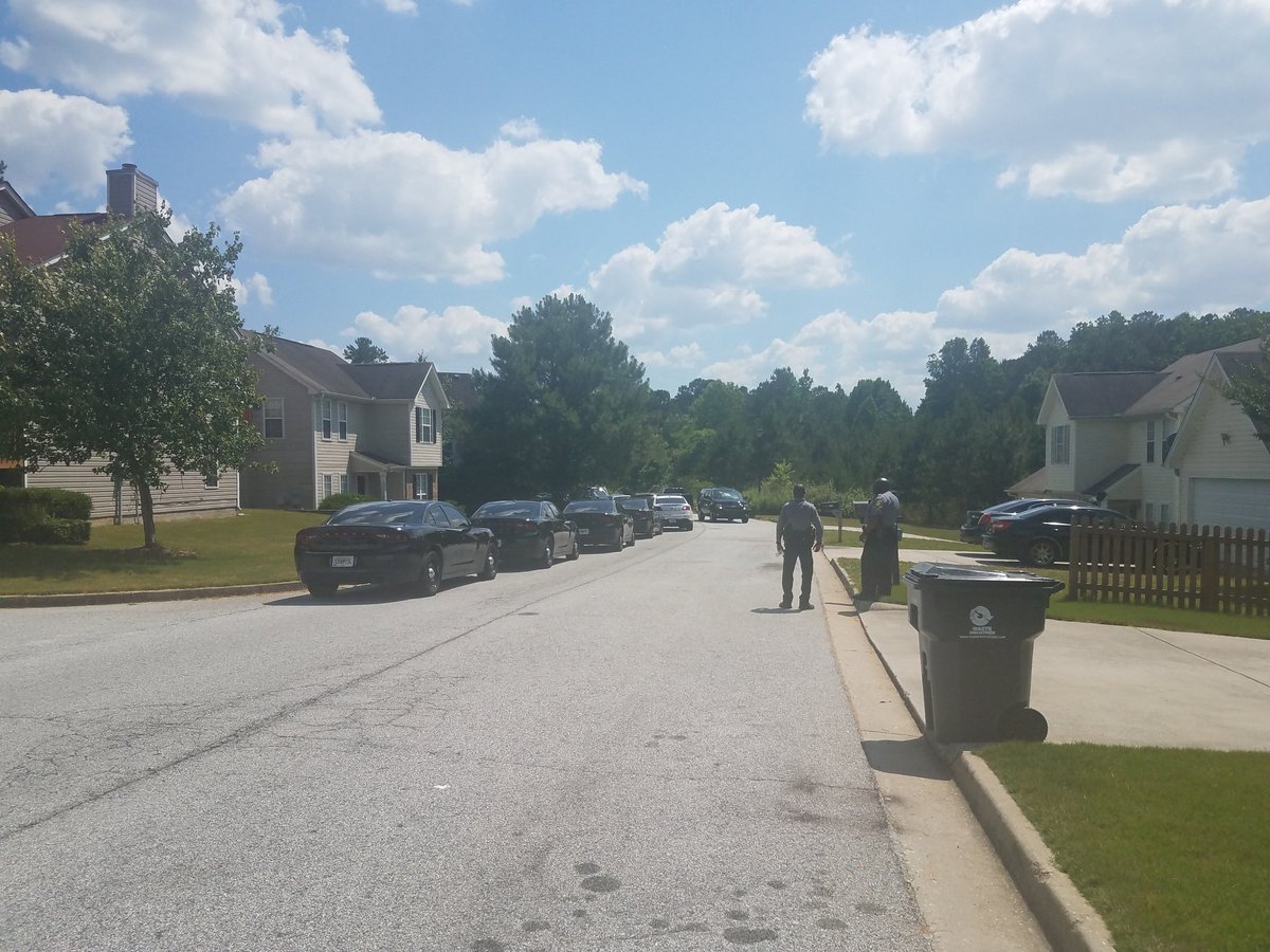 South Fulton Police are working a SWAT situation on Twin Lakes Drive. Neighbors tell the situation started before noon. Police confirm at least one child is in the home. House in question is just out of our view (at officers' request)