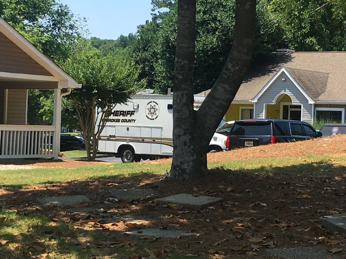 Police identify woman found dead near Roswell pool    