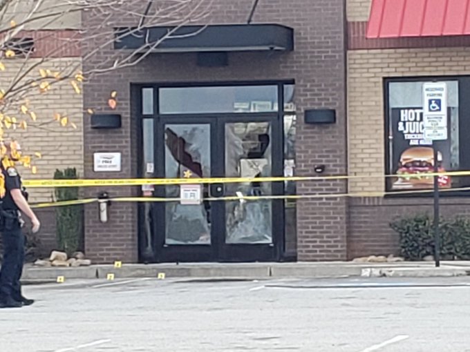 Robbery attempt at Ellenwood Hardee's foiled by armed bystander. ClaytonCountyPD tell a citizen and a robber exchanged gunfire before the robber fled the scene