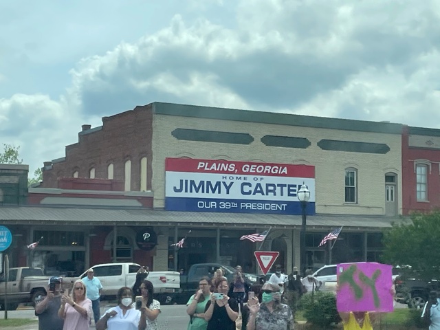 Motorcade of @POTUS has arrived Plains, Georgia for a visit with the Carters. (Photo via radio pooler @karentravers)