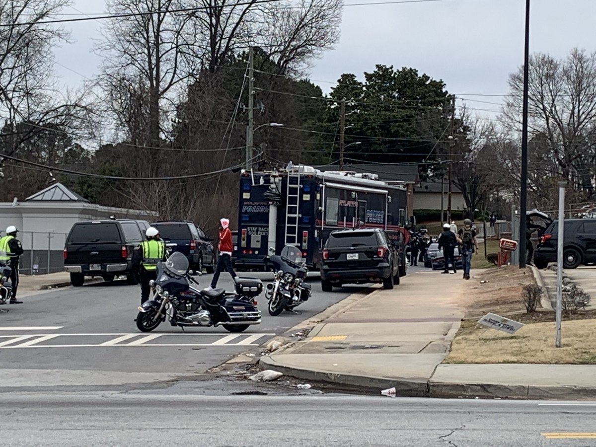 Atlanta Police currently investigating scene at Cleveland Ave and Steele Ave at apartment complex. APD confirms an officer was shot. Waiting for more details of what lead to any shooting