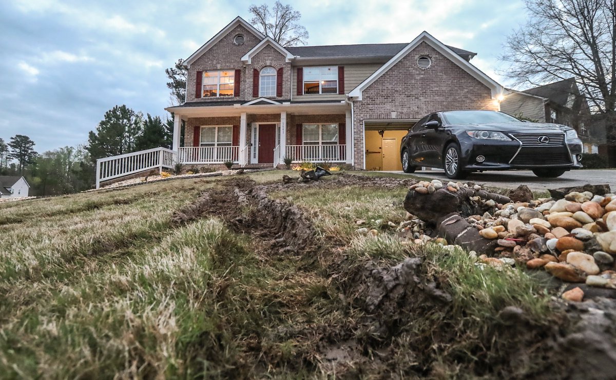 Woman found dead, man arrested after 7-hour standoff at South Fulton home 