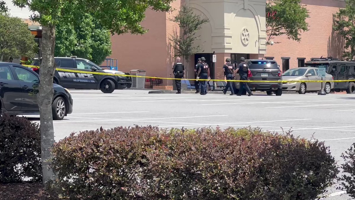 Alpharetta police just confirmed that all employees of HomeGoods have been safely evacuated from inside store. Negotiators are now trying to get reporter gunman to surrender