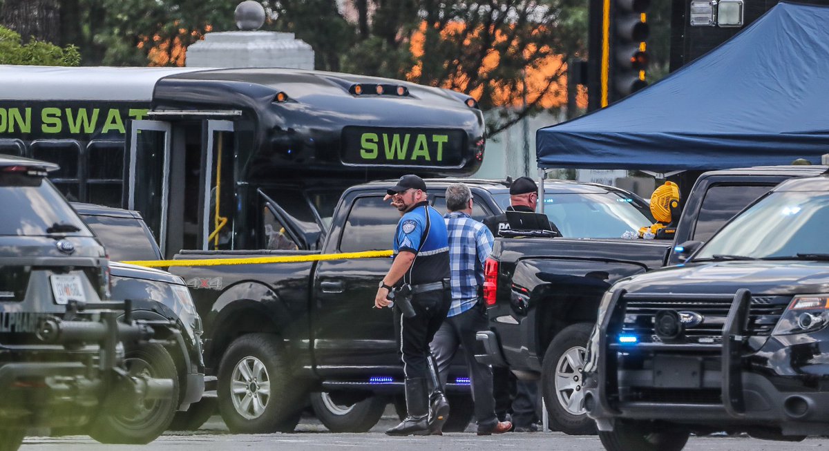 Man barricaded inside store near North Point Mall; businesses evacuated -  Alpharetta