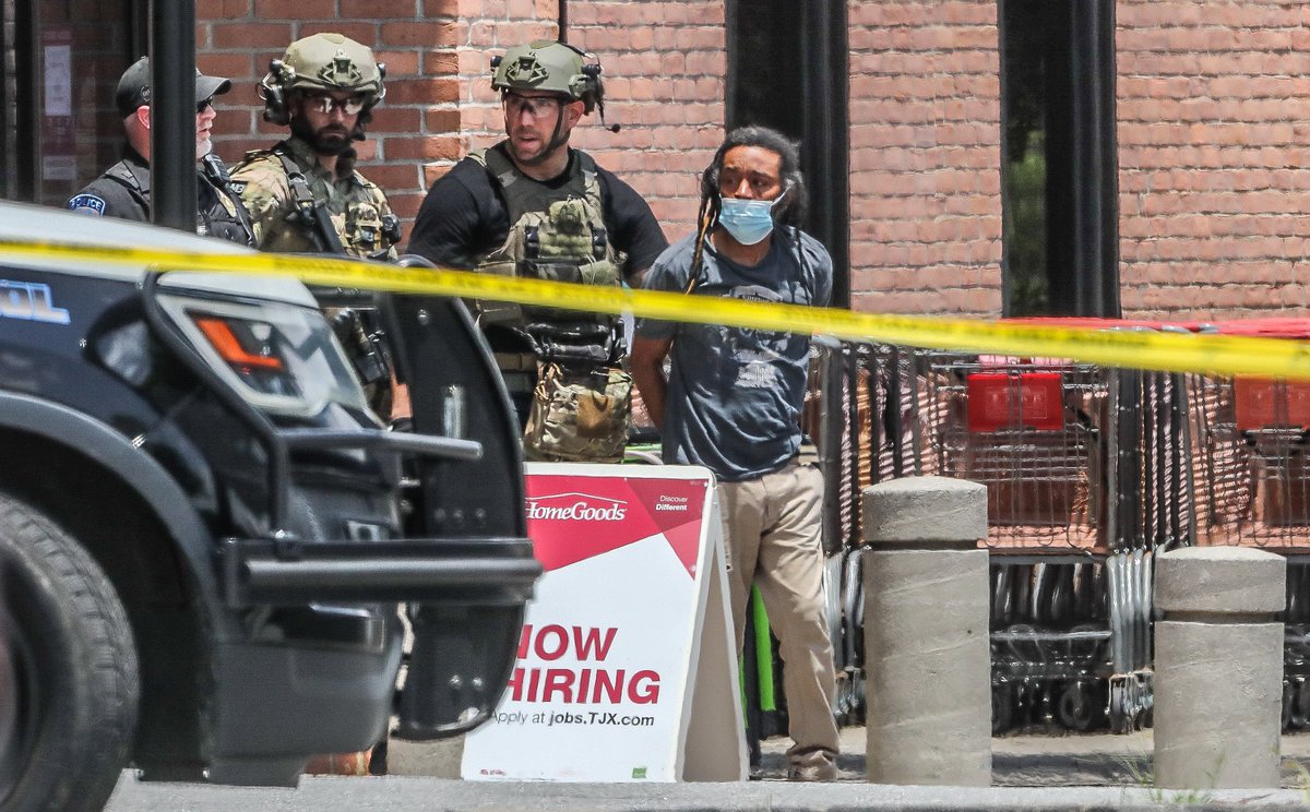 Man barricaded inside store taken into custody near North Point Mall -  Alpharetta Fulton