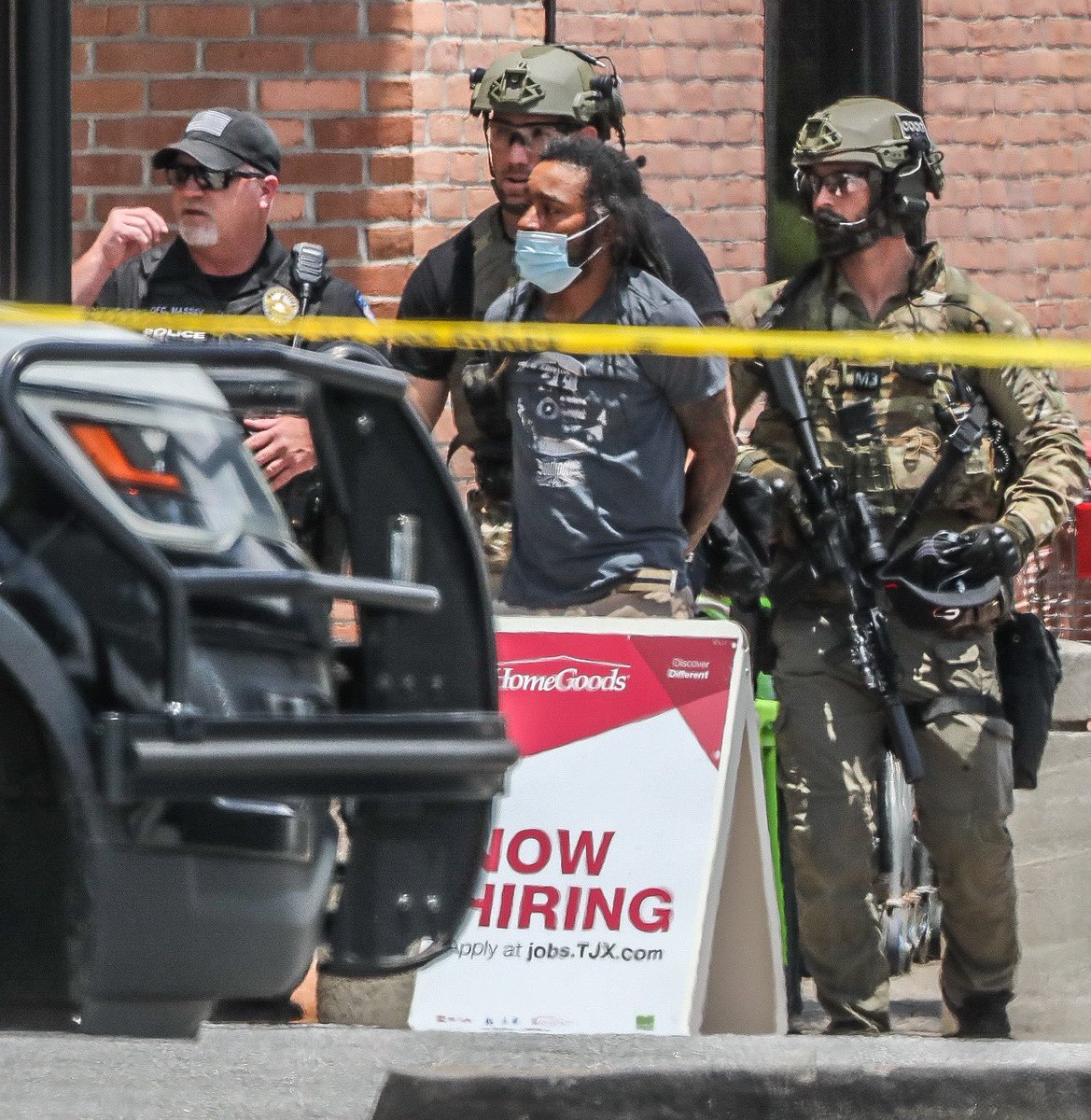 Man barricaded inside store taken into custody near North Point Mall -  Alpharetta Fulton