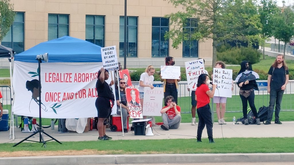 Another RoeVsWade protest has started on the grounds of the Georgia Judical Center in downtown Atlanta. @RobDiRienzo hear from people on both sides of the debate on @FOX5Atlanta WomensRights ProLife georgia