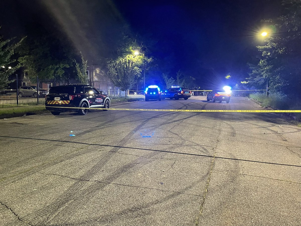 5 shot at SE Atl apt complex. At least 2 of the victims are under 16. Police say there were multiple shooters & lots of rounds fired. Investigators tell 1 victim might not make it.  