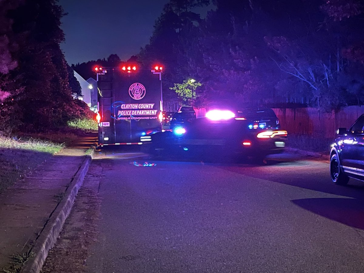 @ClaytonCountyPD officer & suspect shot. Female officer hit multiple times responding to potential suicide call. She's expected to survive. Female suspect later critically injured in gunfight w @Atlanta_Police officer near Lakewood Stadium 