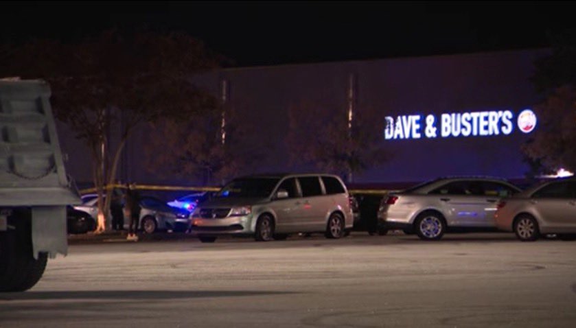 17 yr old killed at @SugarloafMills. Happened in @DaveandBusters parking lot. Victim ID'ed as Elijah Dewitt of Jefferson. @GwinnettPd say they have no motive or suspect description.