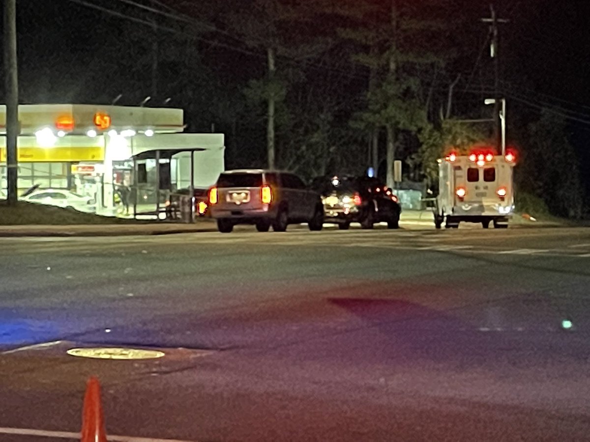 @GBI_GA investigating after @DeKalbCountyPD officer is involved in shooting near intersection of Covington Hwy & Wellborn Rd. No word on injuries. On @GoodDayAtlanta hear from woman who saw shooting take place. 