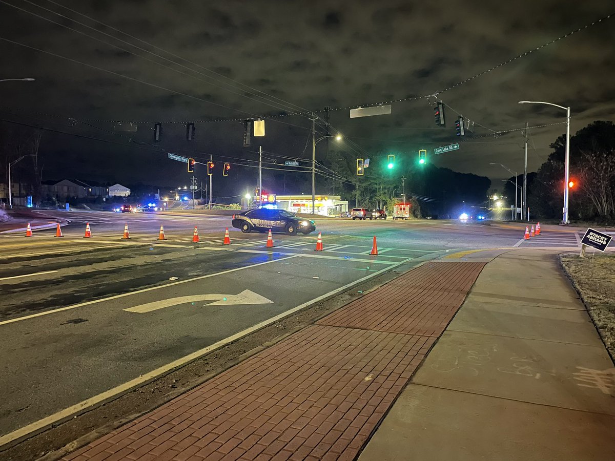 @GBI_GA investigating after @DeKalbCountyPD officer is involved in shooting near intersection of Covington Hwy & Wellborn Rd. No word on injuries. On @GoodDayAtlanta hear from woman who saw shooting take place. 