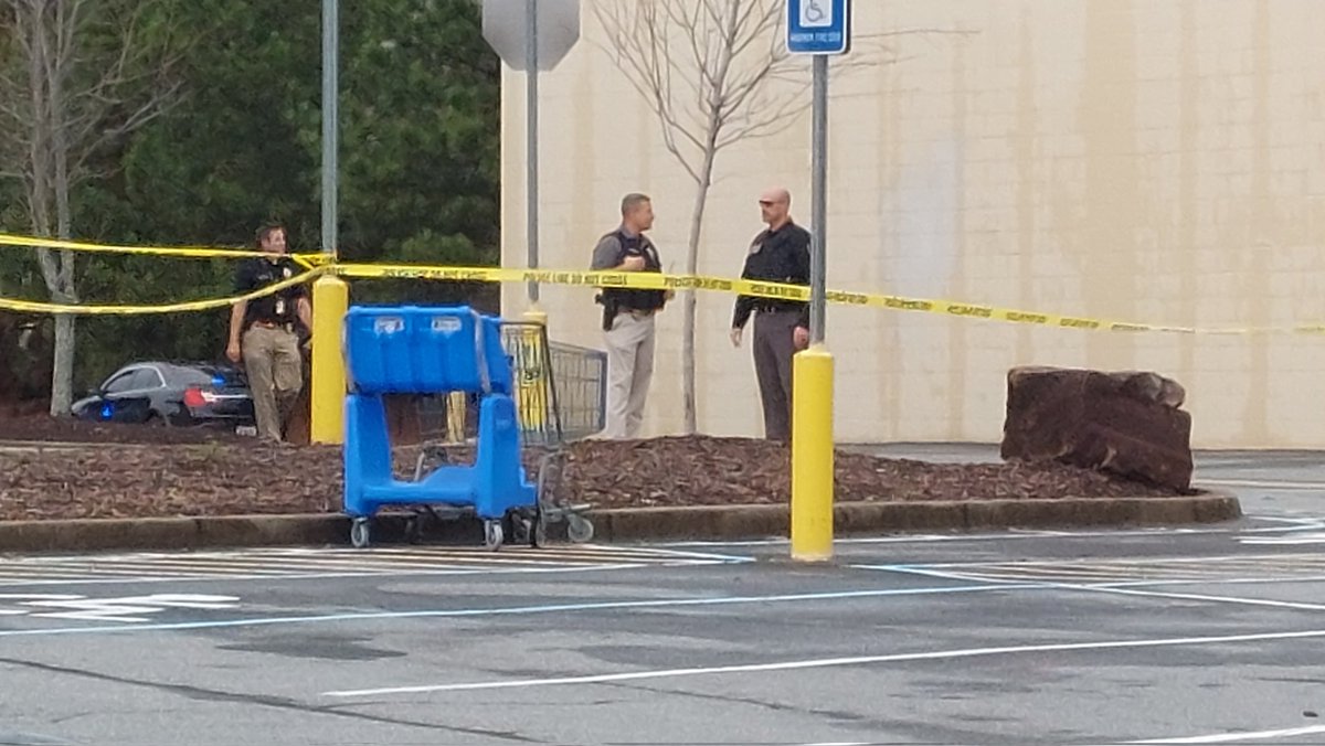 Scene is being held by @CobbPoliceDept, no heavy movement but crime scene van did arrive. It rolled to the rear of the store. Employees are still in the parking lot, @Walmart looks closed