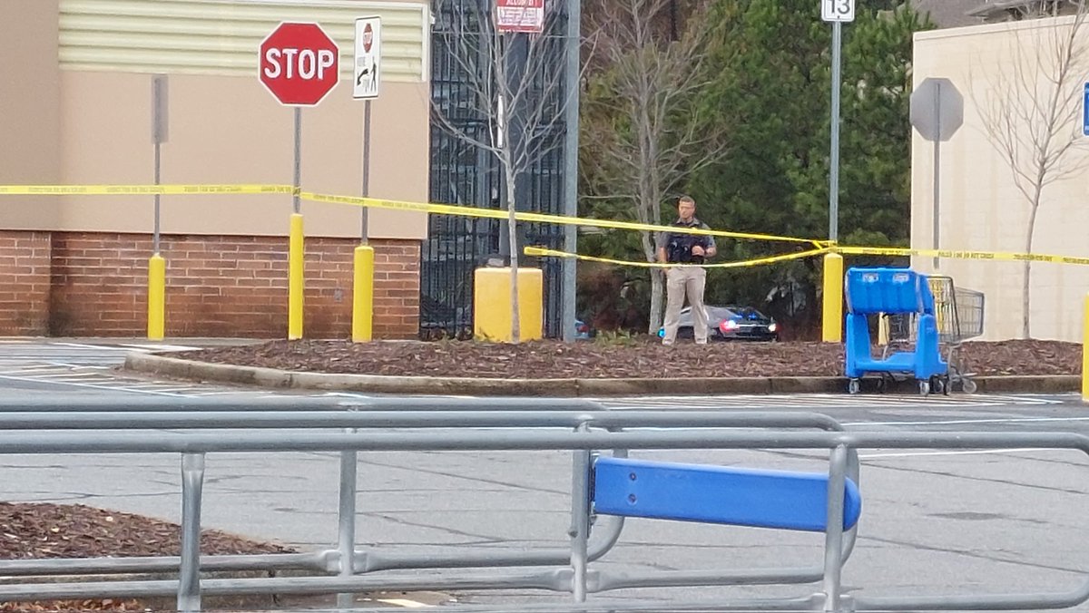 Witnesses tell shooting outside back of @Walmart. Store employees yelled, Active Shooter. They then ran through Walmart, customers fled as well. 