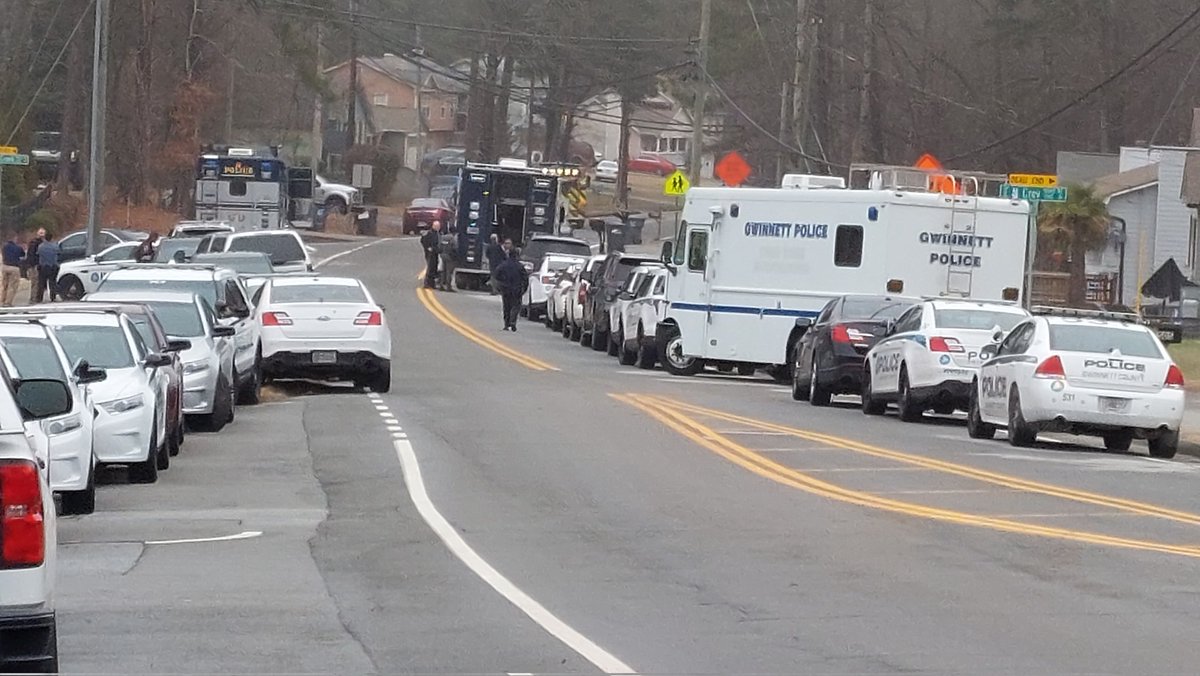 @GwinnettPd SWAT is on scene dealing with a barricaded suspect. There is hundred police vehicles Sycamore Rd is closed to thru traffic