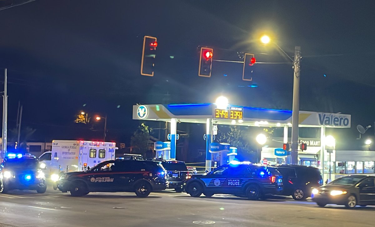 Investigators with  @GBI_GA working into the evening at Moreland and Memorial. Police say 34 year old Ainsley Popwell shot at officers, then tried to rob this gas station, and fired at officers again