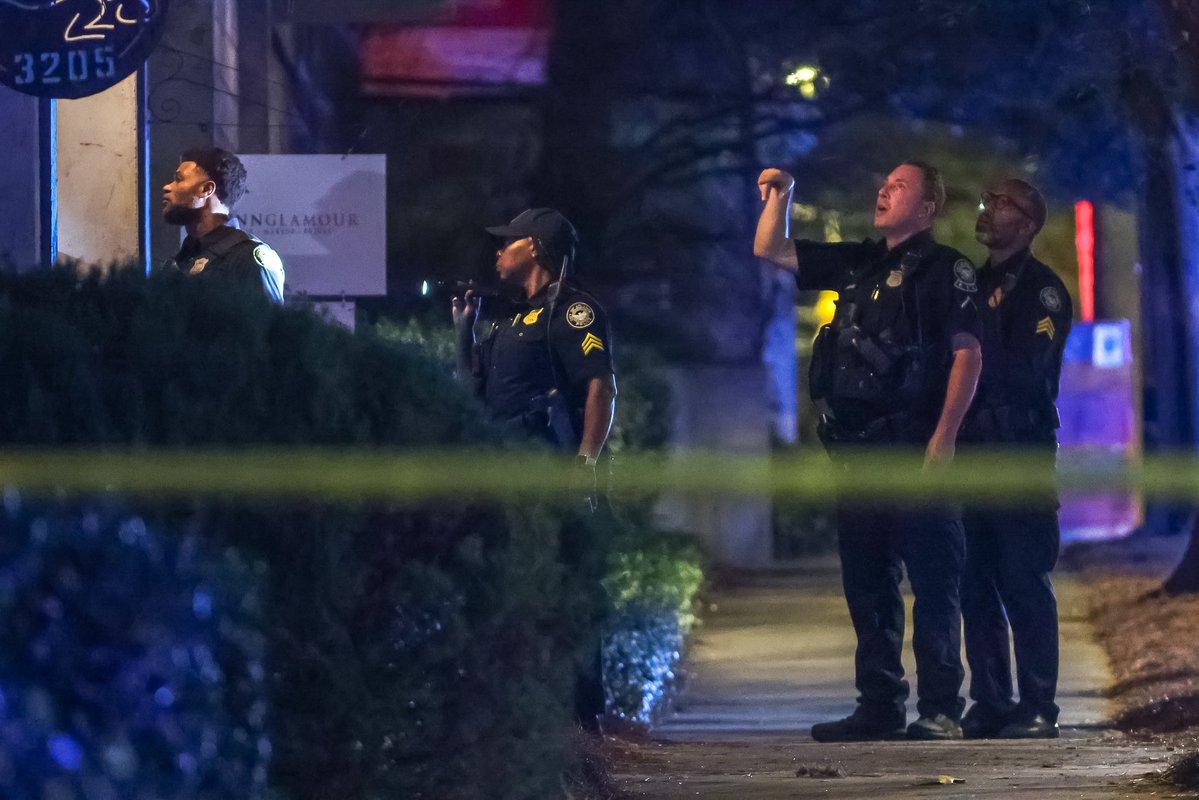 Man shot to death outside NW Atlanta barber shop, police say 