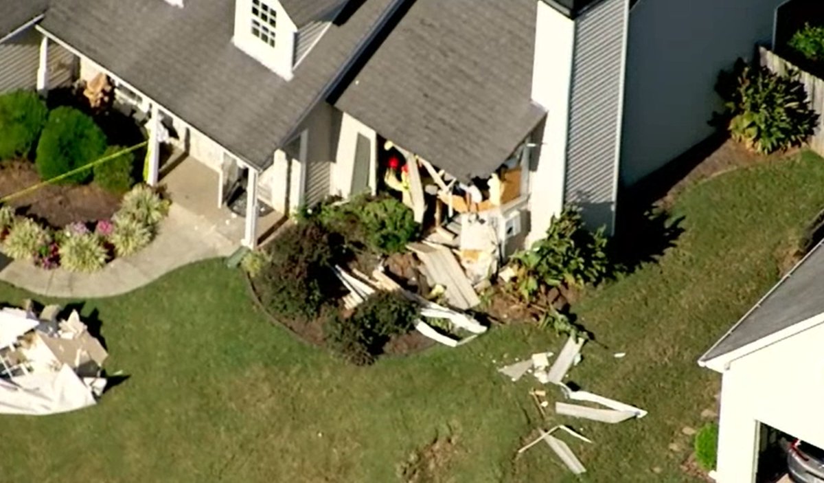 FedEx truck crashes into Gwinnett County home