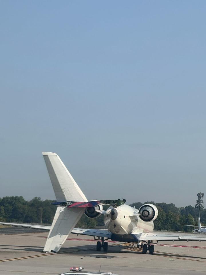 Ein A350-941 von Delta Air Lines kollidiert mit einem Bombardier CRJ-900LR von Delta Connection am Atlanta International Airport. Bei dem Unfall wurden das Seiten- und Höhenleitwerk des CRJ vom Flugzeug abgetrennt. Laut Delta Air Lines berührte der Flügel eines Airbus A350, der als DL295 von Atlanta nach Tokio-Haneda rollte, das Heck eines CRJ-900 von Endeavor Air, DL5526 nach LaFayette, Louisiana, auf einem angrenzenden Rollweg, wodurch das Heck des Regionaljets und der Flügel des A350 beschädigt wurden.