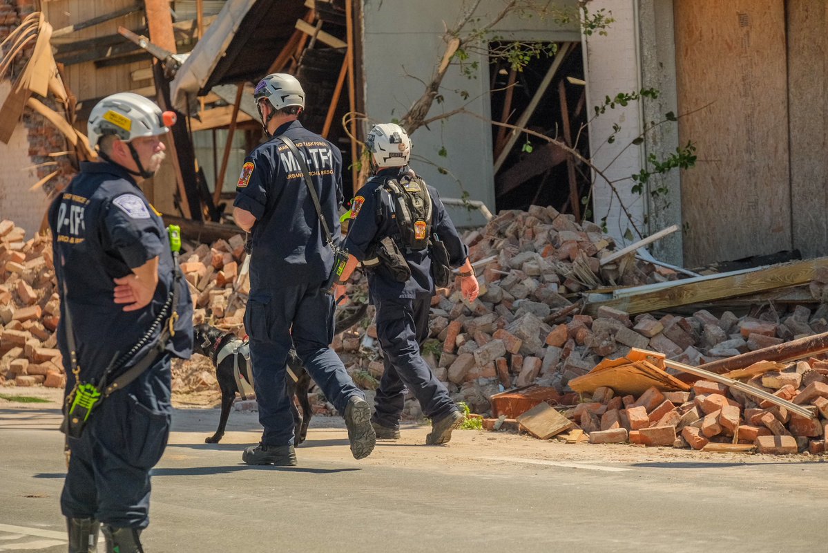 Here’s a look at another partially collapsed building at the corner of North Lee Street & East Hill Avenue in Valdosta, Georgia. The @ValdostaFire Department, Lowndes County Sheriff deputies and Urban Search and Rescue Maryland Task Force 1 are assessing the damage