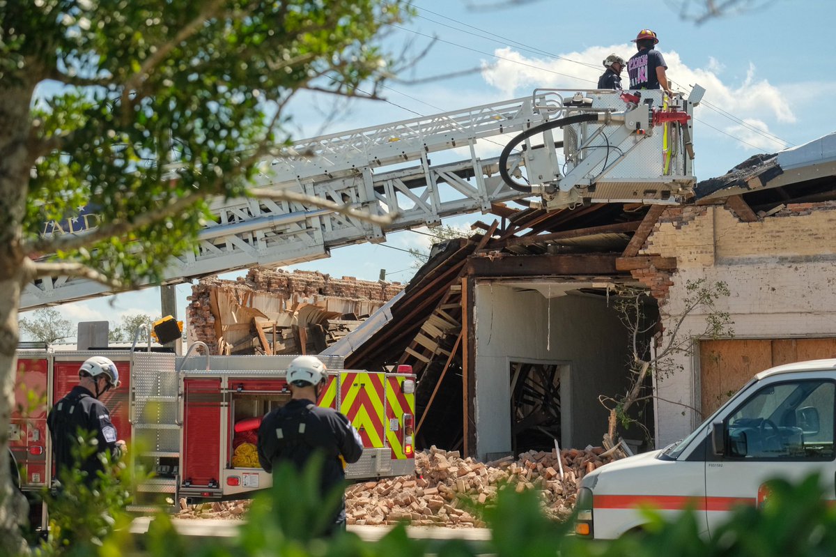 Here’s a look at another partially collapsed building at the corner of North Lee Street & East Hill Avenue in Valdosta, Georgia. The @ValdostaFire Department, Lowndes County Sheriff deputies and Urban Search and Rescue Maryland Task Force 1 are assessing the damage 