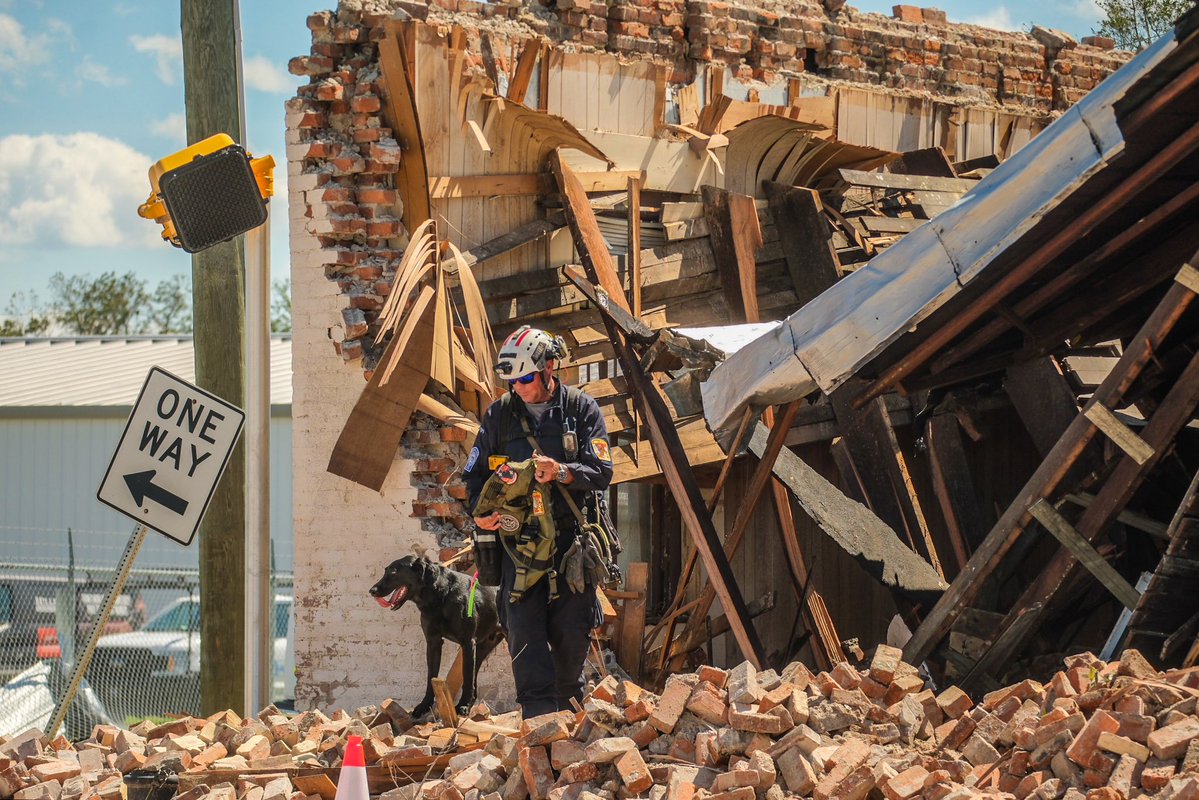 Here’s a look at another partially collapsed building at the corner of North Lee Street & East Hill Avenue in Valdosta, Georgia. The @ValdostaFire Department, Lowndes County Sheriff deputies and Urban Search and Rescue Maryland Task Force 1 are assessing the damage 