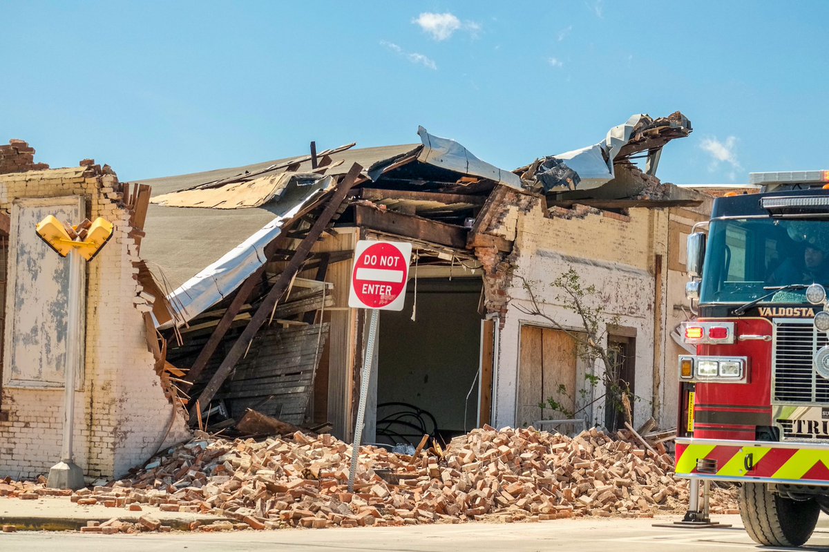 Here’s a look at another partially collapsed building at the corner of North Lee Street & East Hill Avenue in Valdosta, Georgia. The @ValdostaFire Department, Lowndes County Sheriff deputies and Urban Search and Rescue Maryland Task Force 1 are assessing the damage 