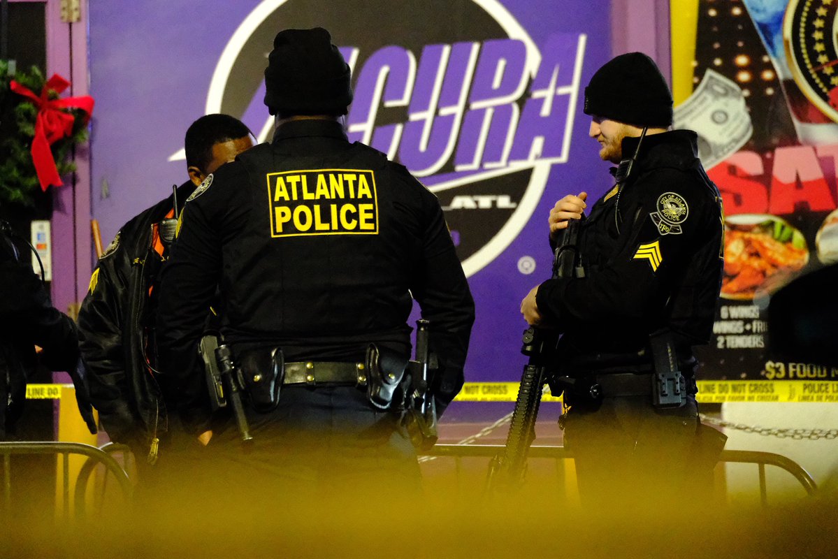 Triple shooting outside of Lacura Bar and Bistro on Metropolitan Parkway in Atlanta leaves one person dead